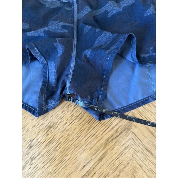 Women Lululemon Size 4 Blue Camo Shorts 2" Inseam Inner Pocket Yoga Exer… - Picture 6 of 12